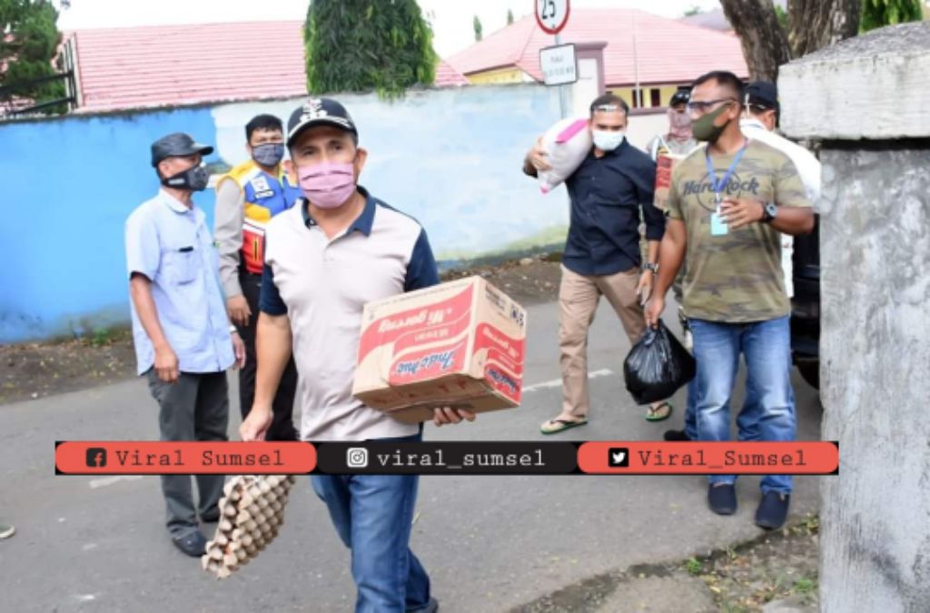 SN Prana Putra Sohe Walikota Lubuklinggau bawa sendiri telur dan mie instan untuk dibagikan ke rumah-rumah warga. FOTO : VIRALSUMSEL.COM