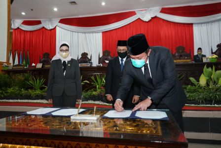 Gubernur Sumsel H Herman Deru tanda tangani penyerahan Laporan Hasil Pemeriksaan BPK RI Perwakilan Sumsel perihal Laporan Keuangan Pemprov Sumsel tahun anggaran 2019. FOTO : VIRALSUMSEL.COM