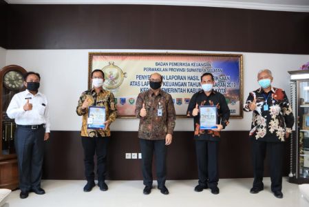 Walikota Lubuklinggau SN Prana Putra Sohe usai serah terima Laporan Hasil Pemeriksaan (LHP) Laporan Keuangan Pemerintah Daerah (LKPD) Kota Lubuklinggau tahun anggaran 2019. FOTO :VIRALSUMSEL.COM