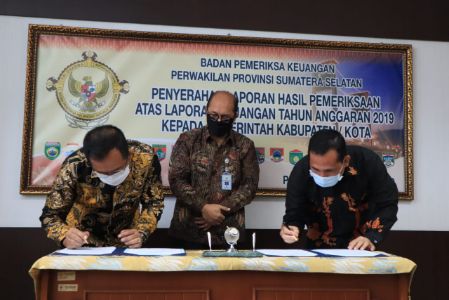 Walikota Lubuklinggau SN Prana Putra Sohe tanda tangani serah terima Laporan Hasil Pemeriksaan (LHP) Laporan Keuangan Pemerintah Daerah (LKPD) Kota Lubuklinggau tahun anggaran 2019. FOTO :VIRALSUMSEL.COM