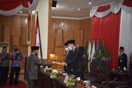 H Muchendi Mahzarekki Wakil Ketua DPRD Provinsi Sumsel menerima laporan pandangan Fraksi DPRD Sumsel. FOTO :VIRALSUMSEL.COM 