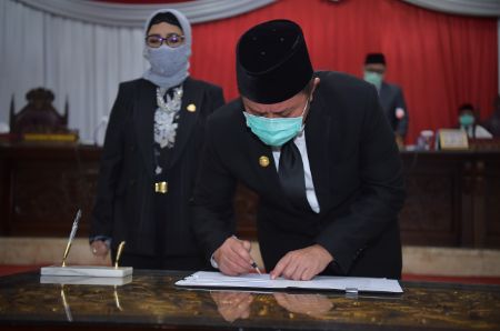 Gubernur Sumsel H Herman Deru dalam Rapat Paripurna DPRD Provinsi Sumsel, Selasa (27/7/2020) pagi. FOTO : VIRALSUMSEL.COM