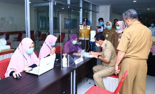 Wali Kota Lubuklinggau, H SN Prana Putra Sohe, daftar sebelum menjalani vaksinasi Covid 19 di RS Ar Bunda Lubuklinggau. FOTO : VIRALSUMSEL.COM