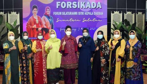 Ketua TP PKK Kota Lubuklinggau, Hj Yetti Oktarina Prana bersama Ketua TP PKK Provinsi Sumsel, Hj Febrita Lustia. FOTO : VIRALSUMSEL.COM