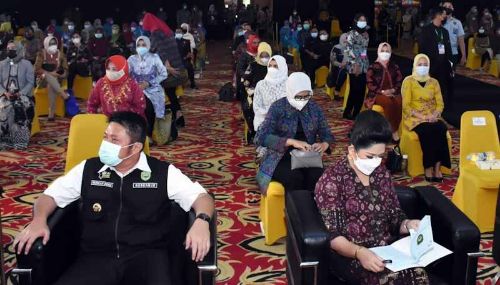 Gubernur Sumsel H Herman Deru bersama Ketua TP PKK Provinsi Sumsel, Hj Febrita Lustia. FOTO : VIRALSUMSEL.COM