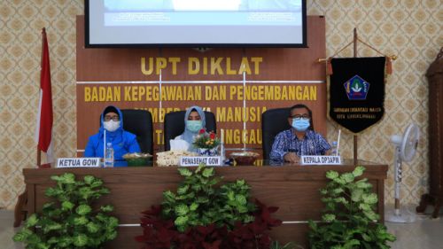 Penasehat GOW Kota Lubuklinggau Hj.Yetti Oktarina Prana pimpin rapat kerja lll GOW Kota Lubuklinggau masa bhakti 2018-2023. FOTO : VIRALSUMSEL.COM