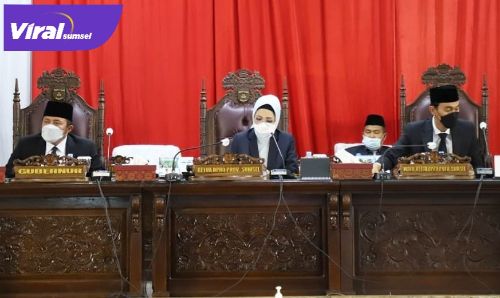 Pimpinan dalam Rapat Paripurna XXVIII DPRD Provinsi Sumsel di Ruang Rapat Paripurna DPRD Provinsi Sumsel, Senin (12/4/2021). FOTO : VIRALSUMSEL.COM 