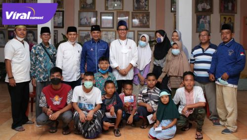 H Handry Pratama Putra Ketua DPC Partai Demokrat Ogan Ilir usai berikan bantuan pada panti asuhan. FOTO : VIRALSUMSEL.COM