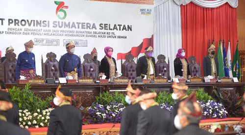 Pimpinan DPRD Sumsel bersama Gubernur H Herman Deru dan Wakil Gubernur H Mawardi Yahya saat Paripurna Istimewa Hari Jadi Provinsi Sumsel. Foto : viralsumsel.com 