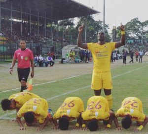 Para pemain Sriwijaya FC selebrasi usai cetak gol ke gawang PSMS Medan. FOTO : VIRALSUMSEL.COM
