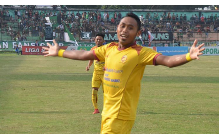 Ahmad Ihwan penyerang Sriwijaya FC selebrasi usai cetak gol ke gawang PSMS Medan. FOTO : VIRALSUMSEL.COM