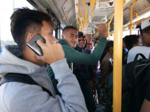 FOKUS ADAPTASI : Para pemain Sriwijaya FC saat menuju Bandara Sultan Mahmud Badaruddin II Palembang, Kamis (7/11/2019). FOTO : VIRALSUMSEL.COM