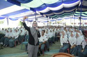 Anggota DPD RI asal Provinsi Sumatera Selatan, Amaliah Sobli menyosialisasikan 4 Pilar Kebangsaan di depan ratusan pelajar SMA Negeri 1 Tanjung Raja Ogan Ilir, Sumatera Selatan. FOTO : VIRALSUMSEL.COM