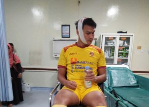 BAIKAN : Bobby Satria bek Sriwijaya FC usai jalani tiga jahitan. FOTO : VIRALSUMSEL.COM