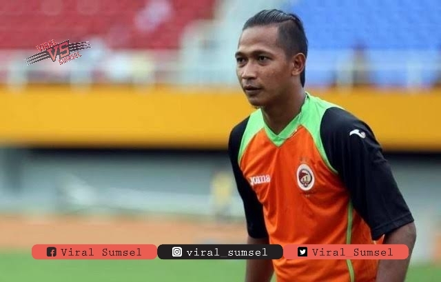 Fauzi Toldo mantan pelatih Pagaralam. FOTO : TOLDO FOR VIRALSUMSEL.COM