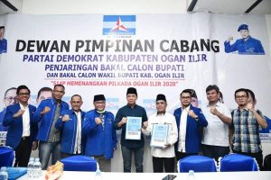 AW Noviadi bersama Ardani ambil formulir di DPC Partai Demokrat Ogan Ilir. FOTO : VIRALSUMSEL.COM