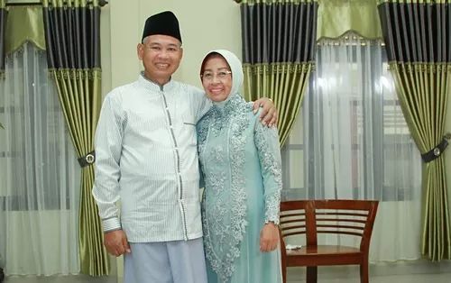 Bupati OKU Timur dan Isteri. FOTO : IST