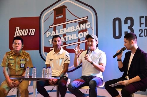 AW Noviadi Ketua Panitia Triathlon dan Jauhari Johan atlet triathlon andalan Indonesia dari Sumsel. FOTO :VIRALSUMSEL.COM