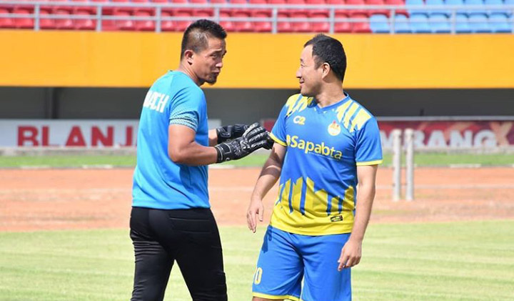 Yu Hyun Koo gelandang All Star Inzaghi PCL bersama pelatih penjaga gawang Sriwijaya FC, Ferry Rotinsulu. FOTO : PCL