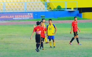 Wahyudi gelandang SMAN 22 Palembang (jersey kuning) lolos seleksi Sriwijaya FC U-18. FOTO : VIRALSUMSEL.COM