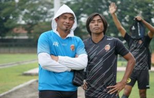 Erwin Gutawa stoper Sriwijaya FC bersama pelatih penjaga gawang Ferry Rotinsulu. FOTO : VIRALSUMSEL.COM