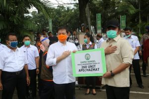 Gubernur Sumsel H.Herman Deru terima bantuan APD tenaga medis. FOTO : VIRALSUMSEL.COM