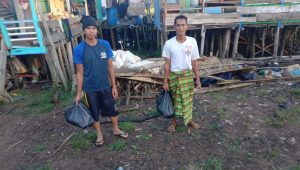 DKP Sumsel berikan bantuan berupa sembako kepadapara nelayan, petambak ikan, dan pengolah ikan di kawasan Makarti Jaya Kabupaten Banyuasin. FOTO : VIRALSUMSEL.COM