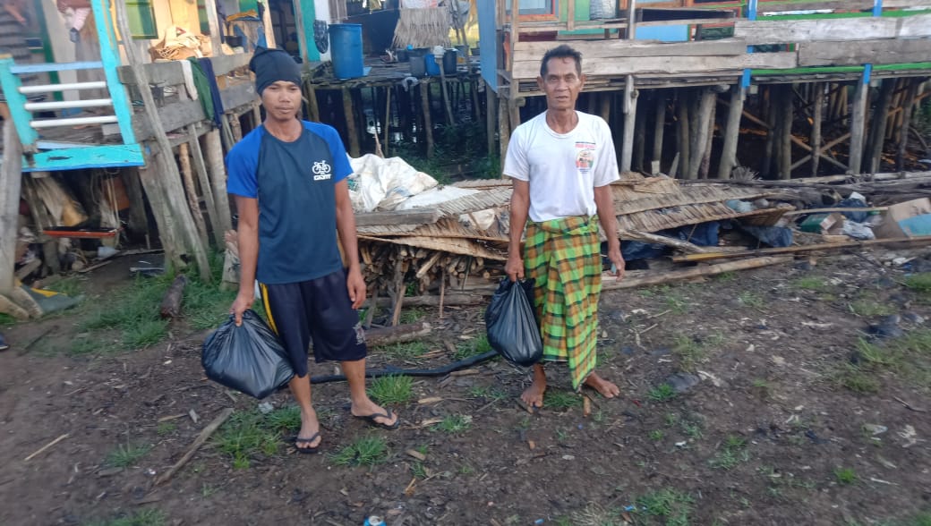 DKP Sumsel berikan bantuan berupa sembako kepadapara nelayan, petambak ikan, dan pengolah ikan di kawasan Makarti Jaya Kabupaten Banyuasin. FOTO : VIRALSUMSEL.COM