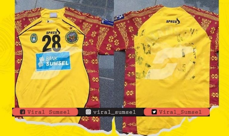 Jersey Sriwijaya FC di ajang Liga Champions Asia milik Alamsyah Nasution laku tinggi. FOTO : VIRALSUMSEL.COM