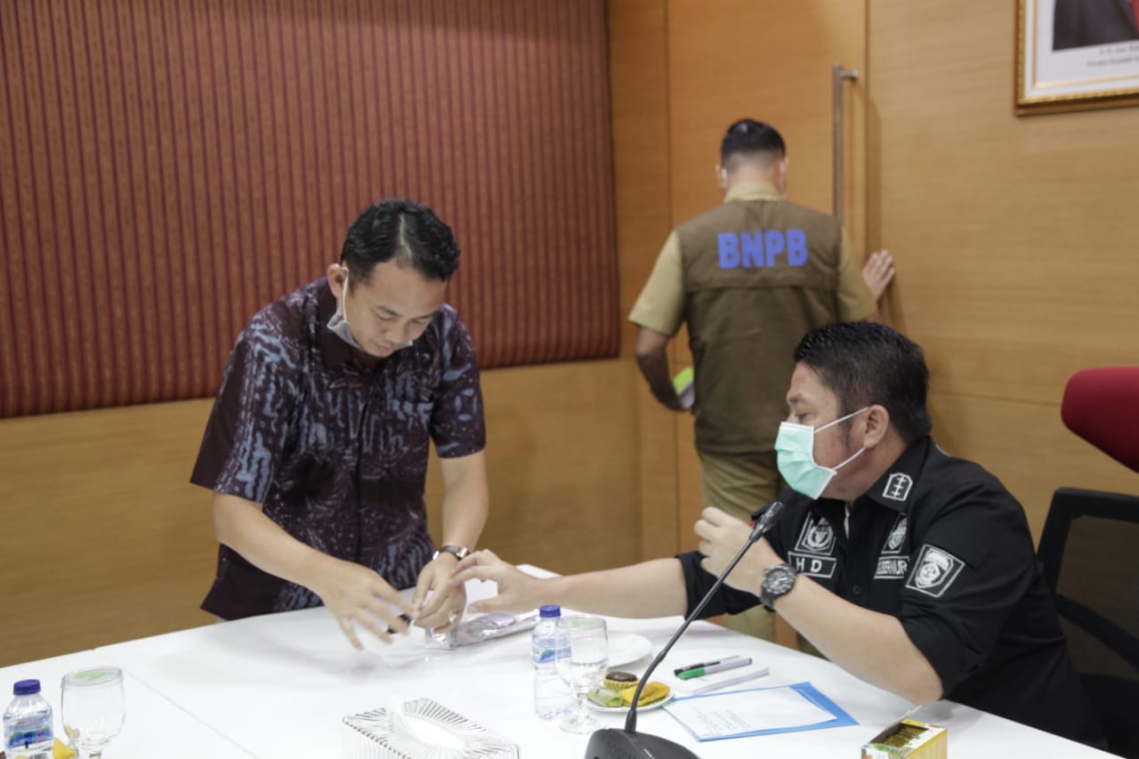 ```Gubernur Sumsel H. Herman Deru usai mendengar paparan temuan yang dilakukan Prof Dr Ir H Faisal Rizal M Kes di ruang rapat Gubernur Sumsel, Kemarin (21/4/2020). FOTO : VIRALSUMSEL.COM