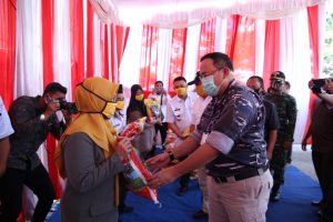 Bupati Muba Dr H Dodi Reza Alex Noerdin Lic Econ MBA.menyalurkan bantuan beras sebanyak 4 ton. FOTO : VIRALSUMSEL.COM
