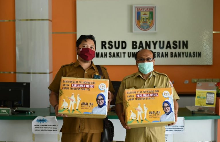 Perwakilan RSUD Banyuasin terima bantuan APD dari Anggota DPD RI Dapil Sumsel, Amaliah Sobli S,KG, M.B.A. FOTO : VIRALSUMSEL.COM