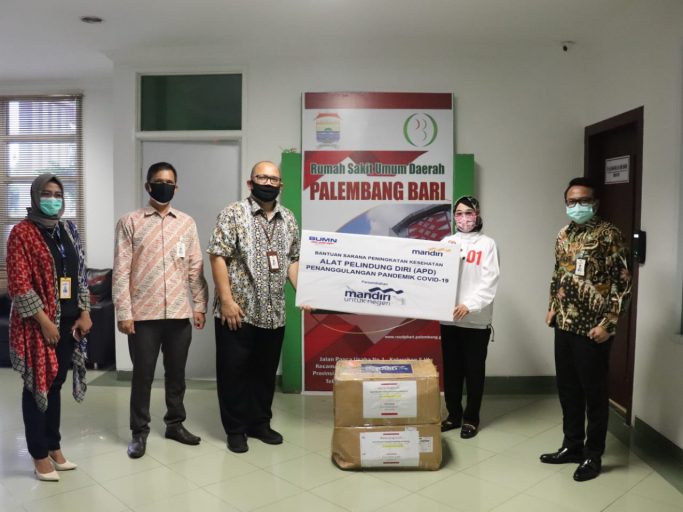 Bank Mandiri berikan bantuan APD pada dua rumah sakit di Palembang. FOTO : VIRALSUMSEL.COM