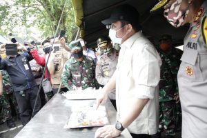 H Herman Deru Gubernur Sumsel cek kesiapan dapur umum. FOTO :VIRALSUMSEL.COM