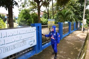 Salah satu kegiatan masyarakat lakukan penyemprotan disenpektan cegah covid-19. FOTO : VIRALSUMSEL.COM
