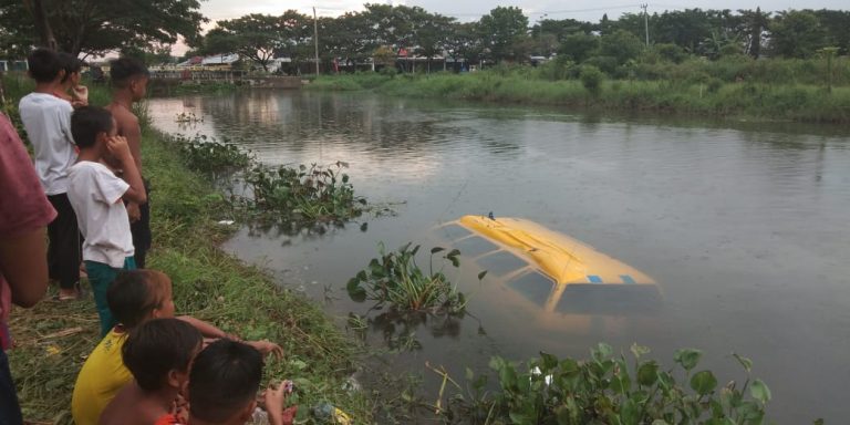 Mobil angkutan kota jurusan Ampera-Karyajaya terjun ke sungai. FOTO : VIRALSUMSEL.COM