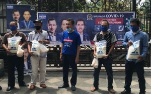 H Ishak Mekki Anggota DPR RI bagikan 1000 paket sembako kepada masyarakat terdampak virus corona. FOTO : VIRALSUMSEL.COM