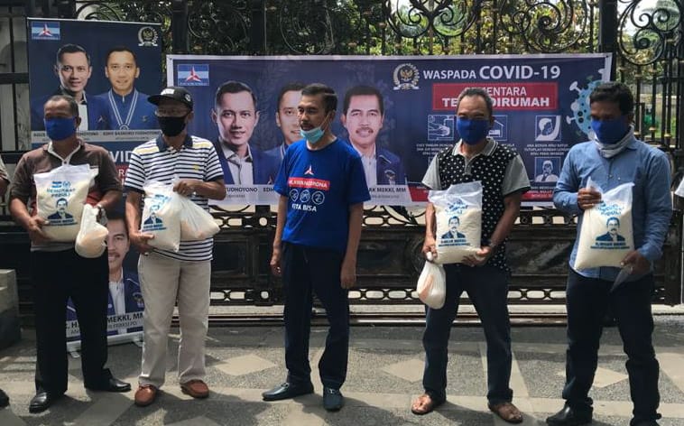 H Ishak Mekki Anggota DPR RI bagikan 1000 paket sembako kepada masyarakat terdampak virus corona. FOTO : VIRALSUMSEL.COM