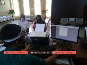 Untung Laksana korban penipuan lapor ke Polrestabes Palembang. FOTO : VIRALSUMSEL.COM