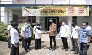 H Muchendi Mahrzarekki Ishak Mekki wakil ketua DPRD Sumsel berikan bantuan APD pada Puskesmas SP Padang. FOTO : YUYU RB/VIRALSUMSEL.COM