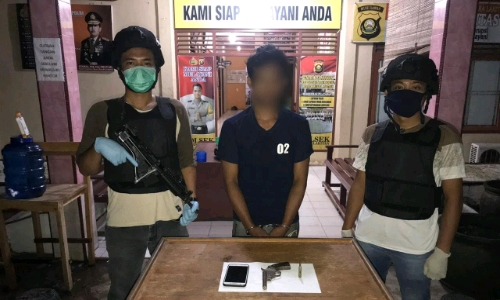 Petugas unit reskrim Polsek Muara Lakitan amankan pemilik Senpira. FOTO :VIRALSUMSEL.COM