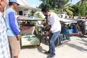 H Muchendi Mahzarekki Ishak Mekki Wakil Ketua DPRD Provinsi Sumsel berikan sembako kepada pekerja sektor informal. FOTO : VIRALSUMSEL.COM