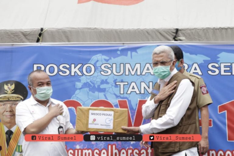 Wakil Gubernur Provinsi Sumsel H. Mawardi Yahya terima bantuan APD tenaga medis. FOTO :VIRALSUMSEL.COM