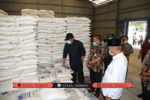 Gubernur Sumsel H.Herman Deru monitoring persediaan beras di sejumlah kabupaten. FOTO :VIRALSUMSEL.COM
