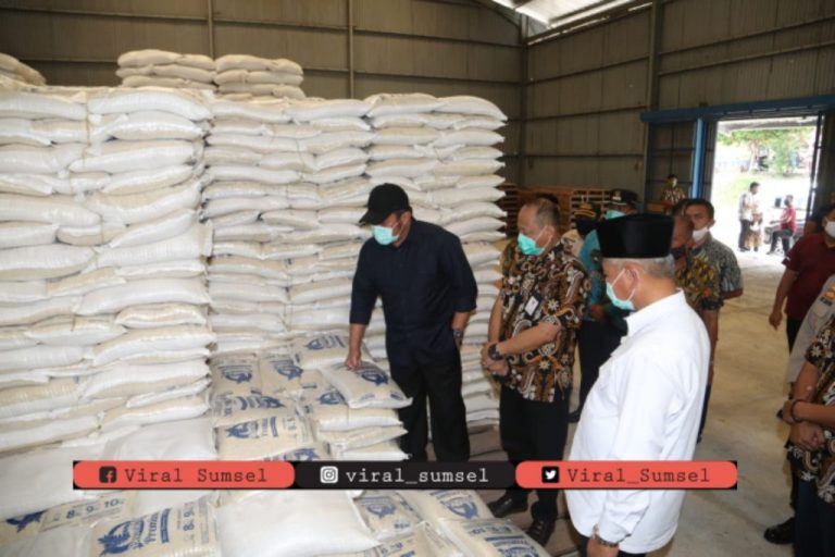 Gubernur Sumsel H.Herman Deru monitoring persediaan beras di sejumlah kabupaten. FOTO :VIRALSUMSEL.COM
