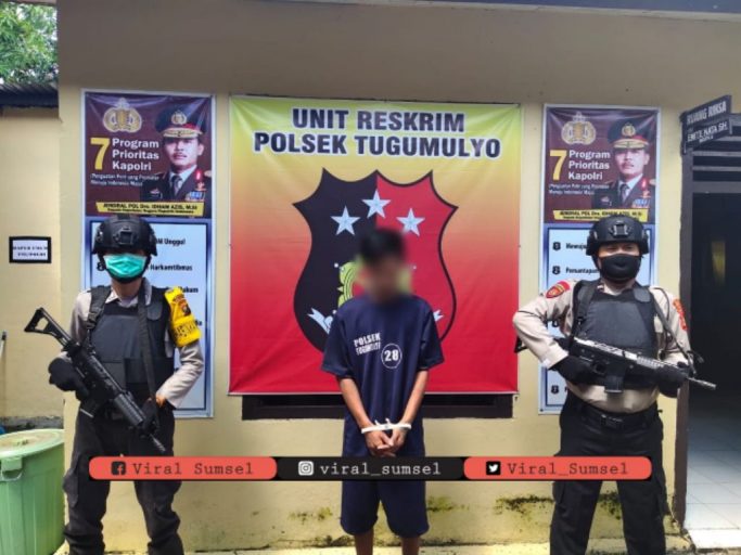 Petugas Polsek Tugumulyo amankan seorang laki-laki diduga lakukan penganiayaan terhadap ibu kandung. FOTO : VIRALSUMSEL.COM