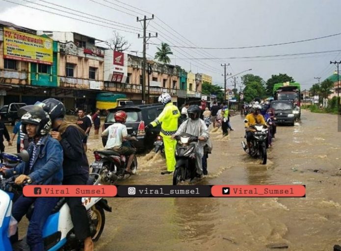 Banjir di wilayah Talang Kelapa Kabupaten Banyuasin saat hujan dengan intensitas tinggi. FOTO: VIRALSUMSEL.COM
