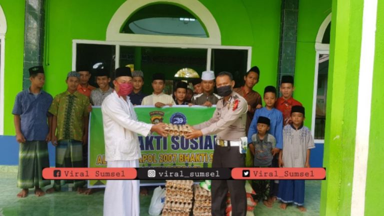 Alumni Akpol 2007 menyambangi sejumlah panti asuhan memberikan paket sembako dan makan siap saji di Mura. FOTO :VIRALSUMSEL.COM