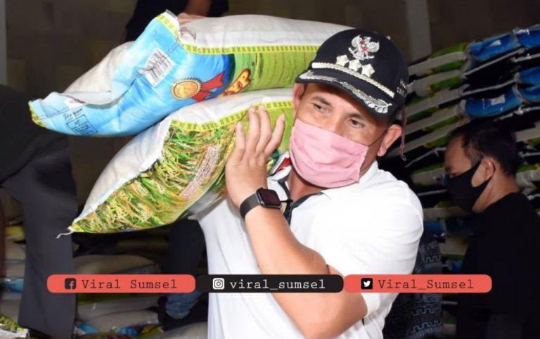 SN Prana Putra Sohe Walikota Lubuklinggau panggul beras untuk dibagikan ke rumah warga. FOTO : VIRALSUMSEL.COM