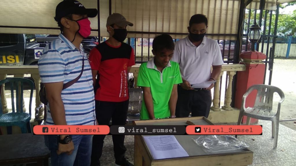 Saynudin diamankan di Mapolsek Plaju usai mencuri kartu perdana di Tegal Binangun. FOTO :VIRALSUMSEL.COM